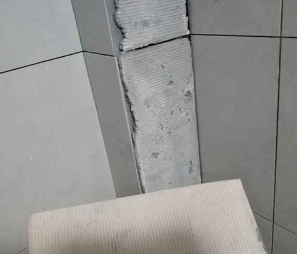 万源瓷砖空鼓维修公司分享下厨房瓷砖脱落的补救措施。